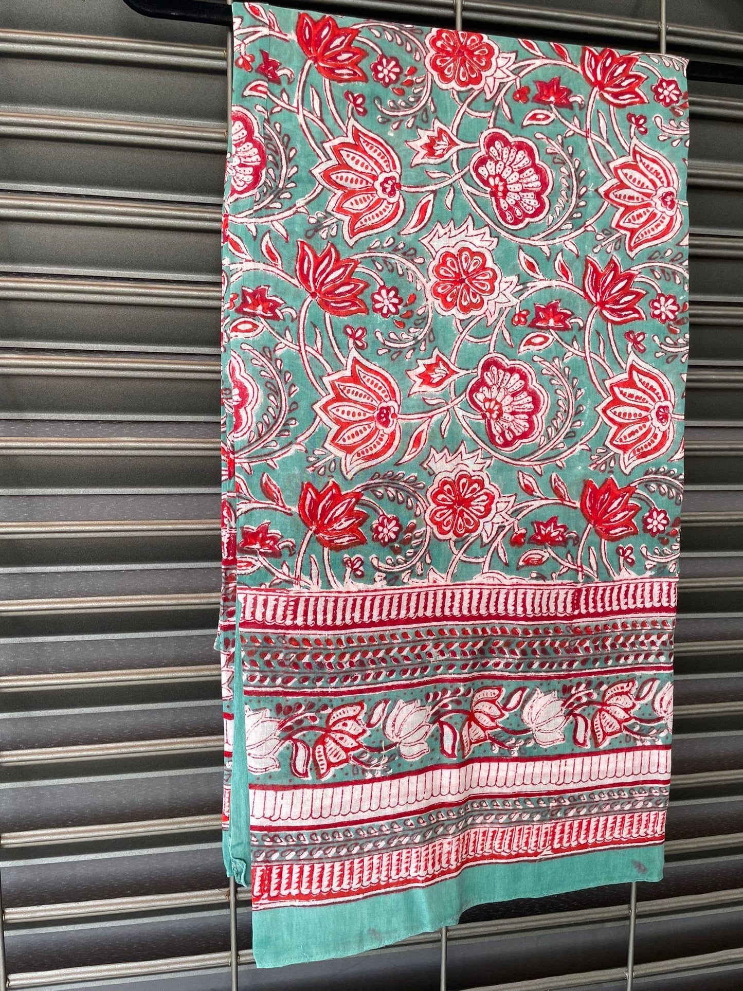 Pareo in mussola di cotone, tessuto stampato a mano. Fantasia floreale .A34