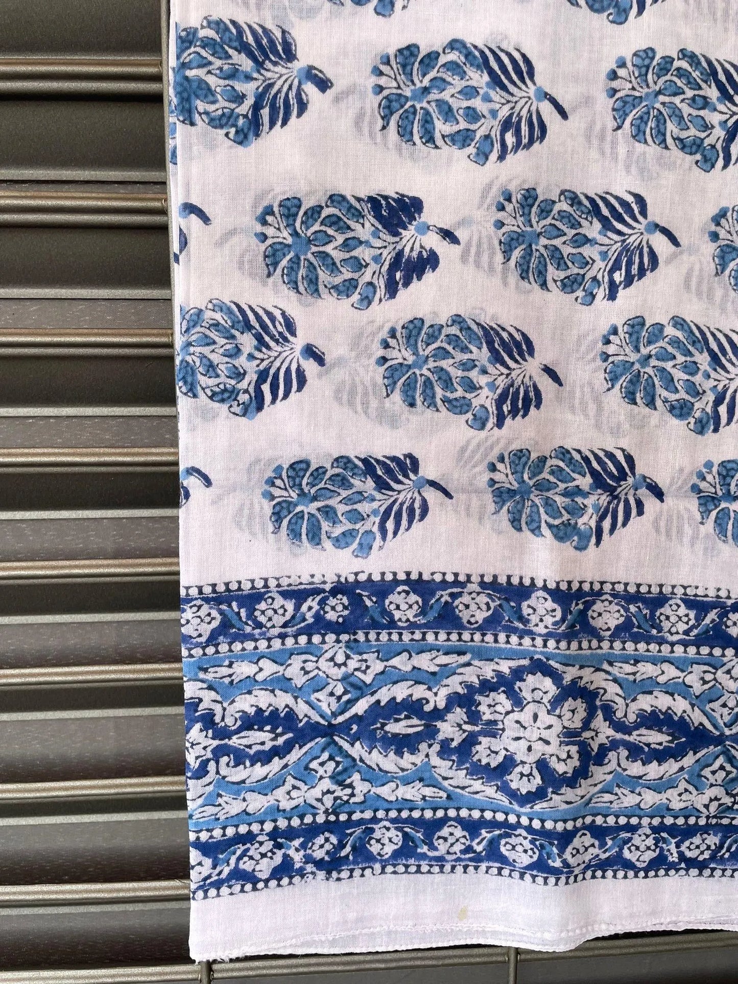 Pareo in mussola di cotone, tessuto stampato a mano. Fantasia floreale .A40