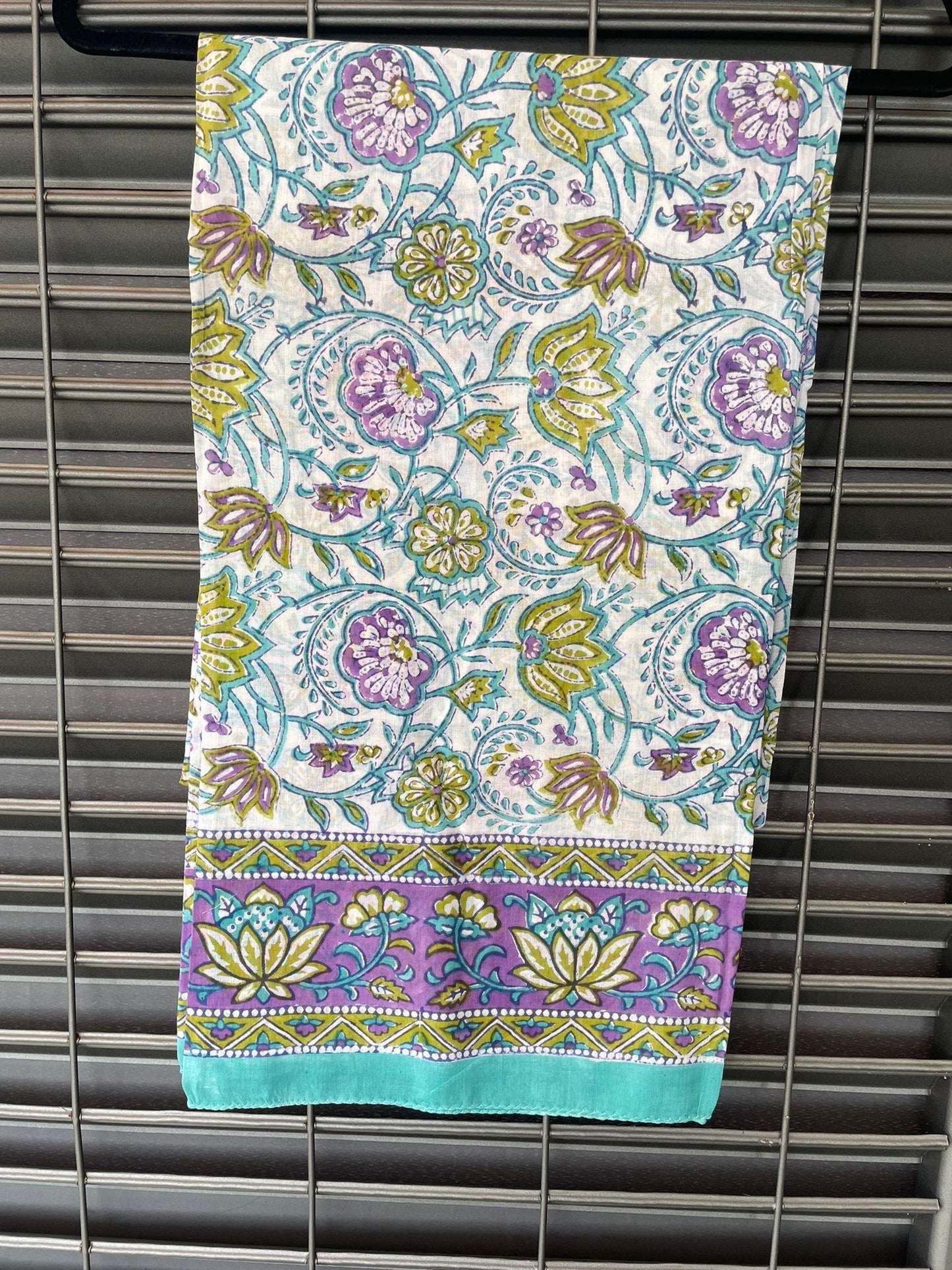 Pareo in mussola di cotone, tessuto stampato a mano. Fantasia floreale .A26