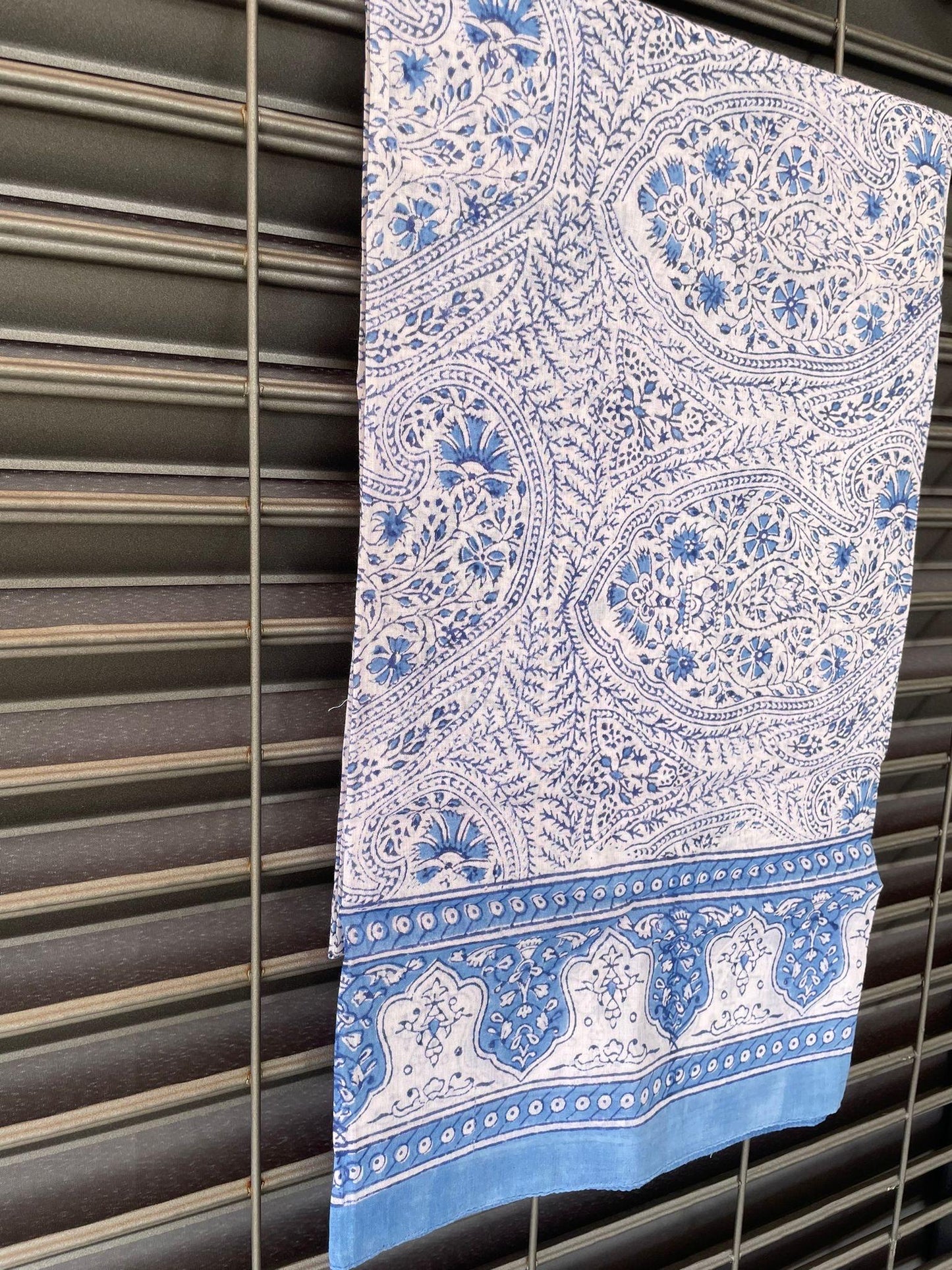 Pareo in mussola di cotone, tessuto stampato a mano. Fantasia floreale .A27