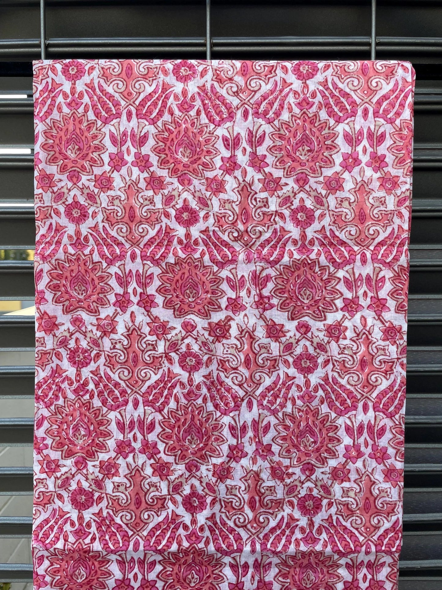 Pareo in mussola di cotone, tessuto stampato a mano. Fantasia floreale.A17