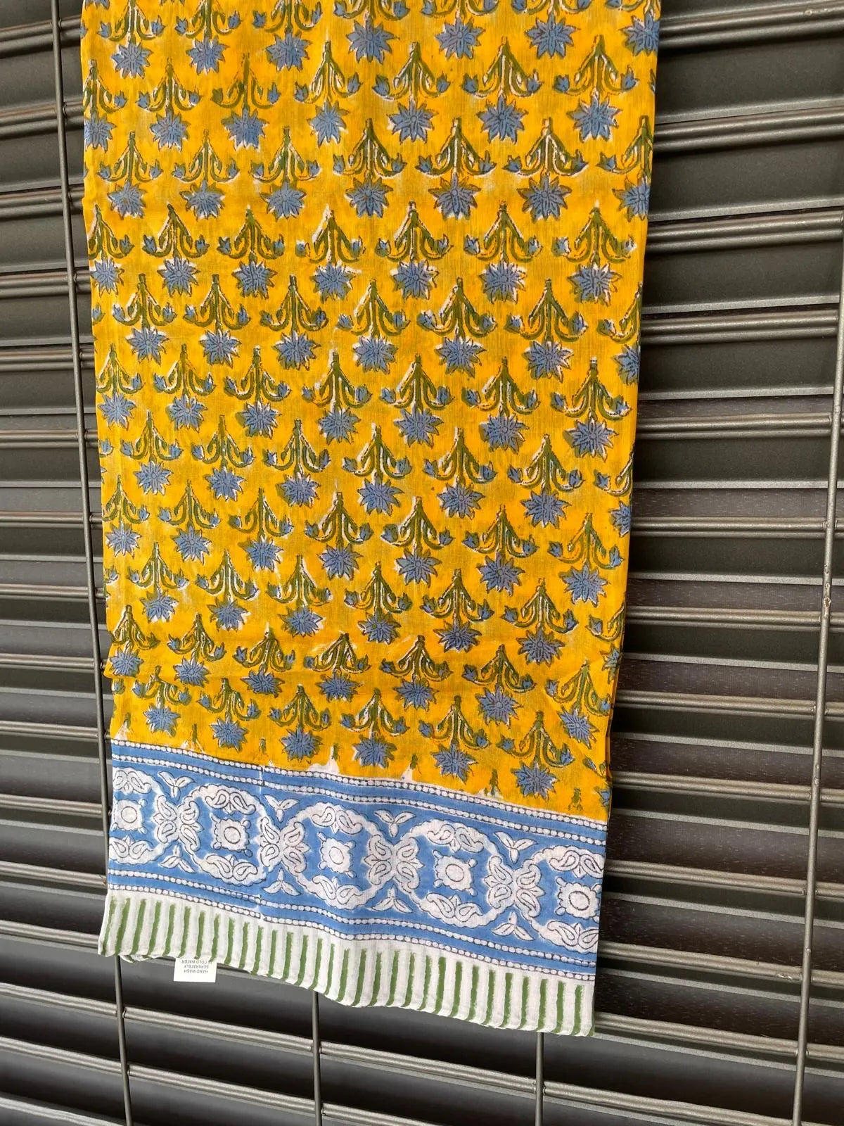 Pareo in mussola di cotone, tessuto stampato a mano. Fantasia floreale .A30