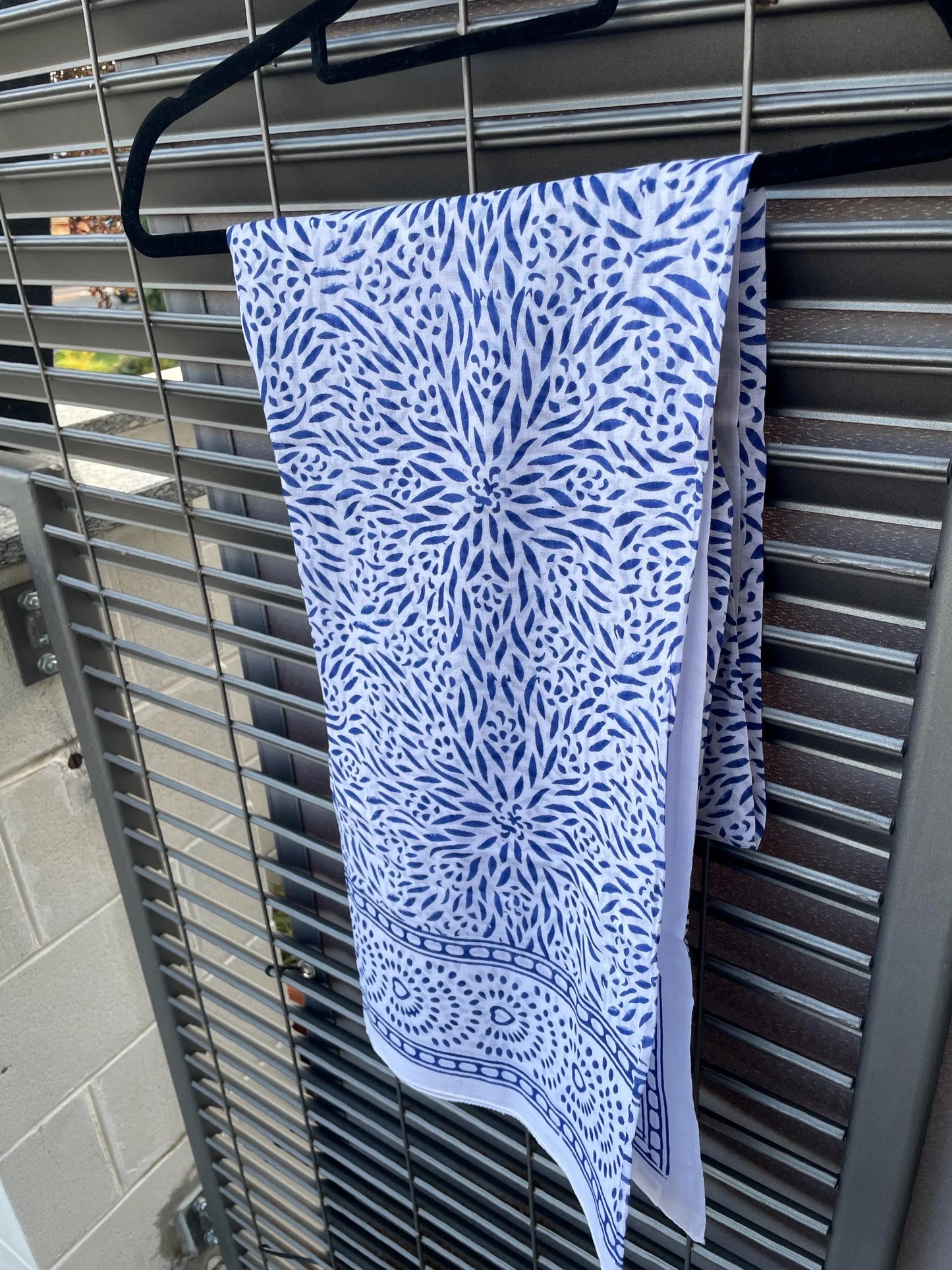 Pareo in mussola di cotone, tessuto stampato a mano. Fantasia floreale A16