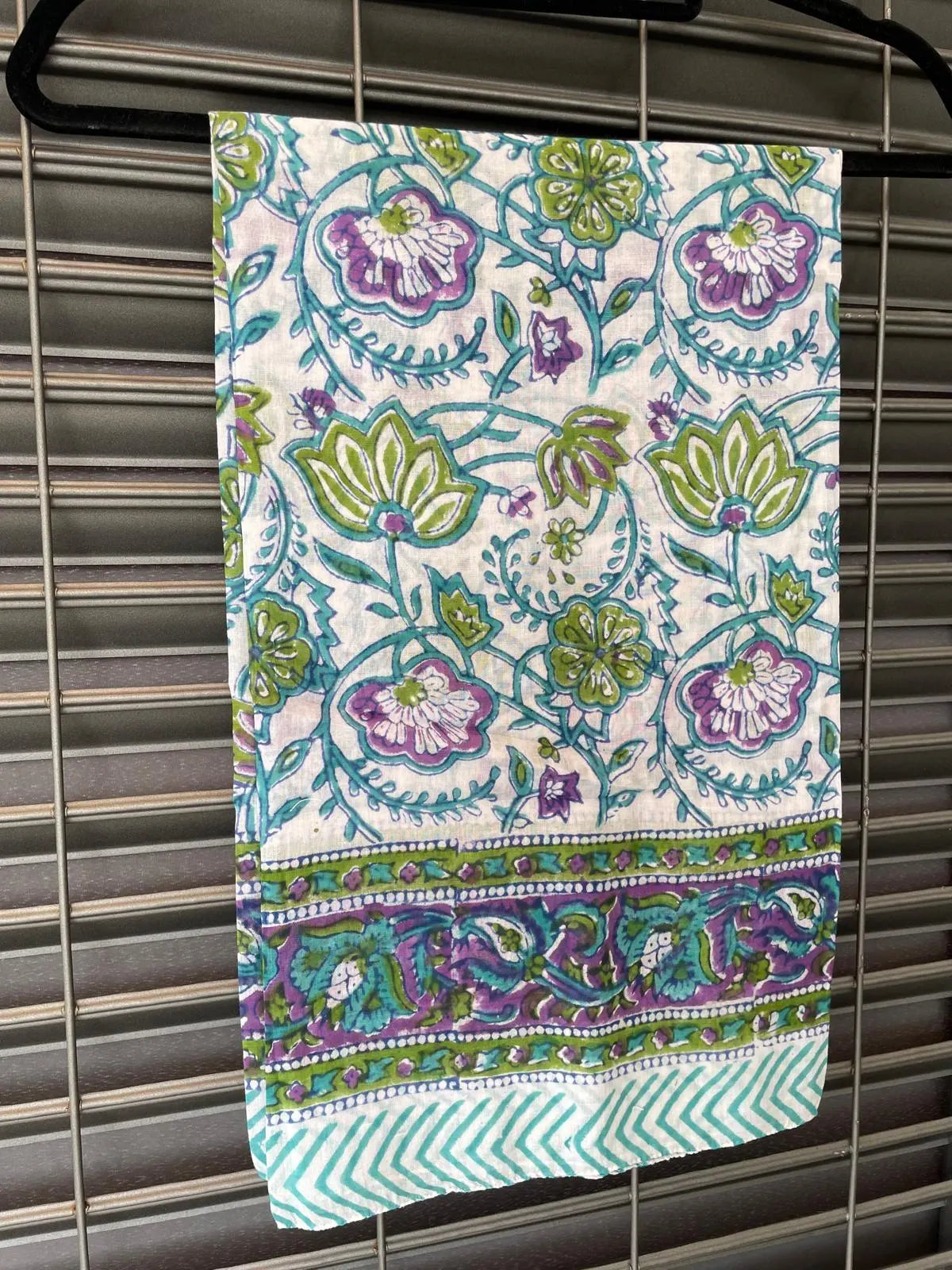 Pareo in mussola di cotone, tessuto stampato a mano. Fantasia floreale .A43