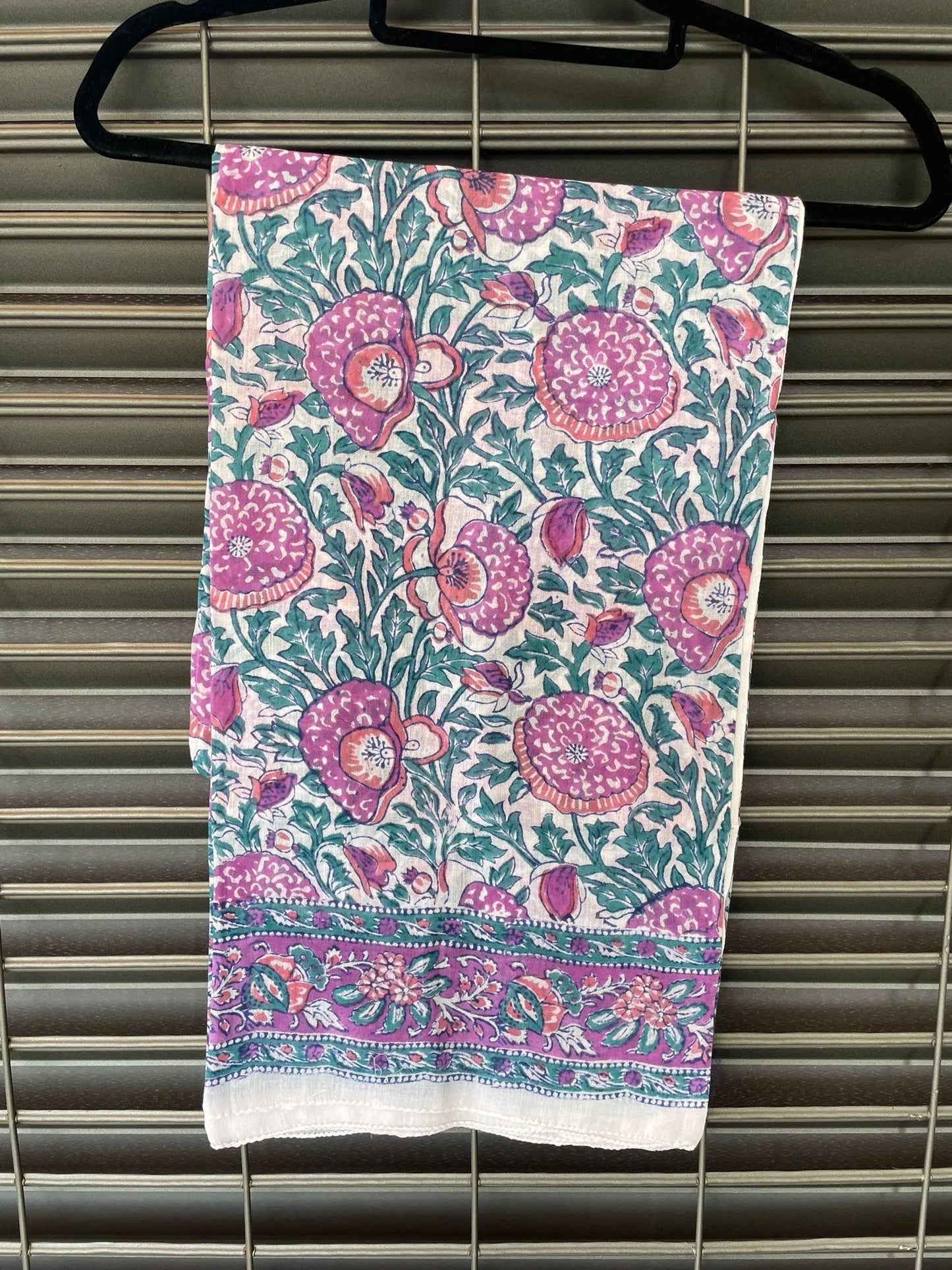 Pareo in mussola di cotone, tessuto stampato a mano. Fantasia floreale .A39