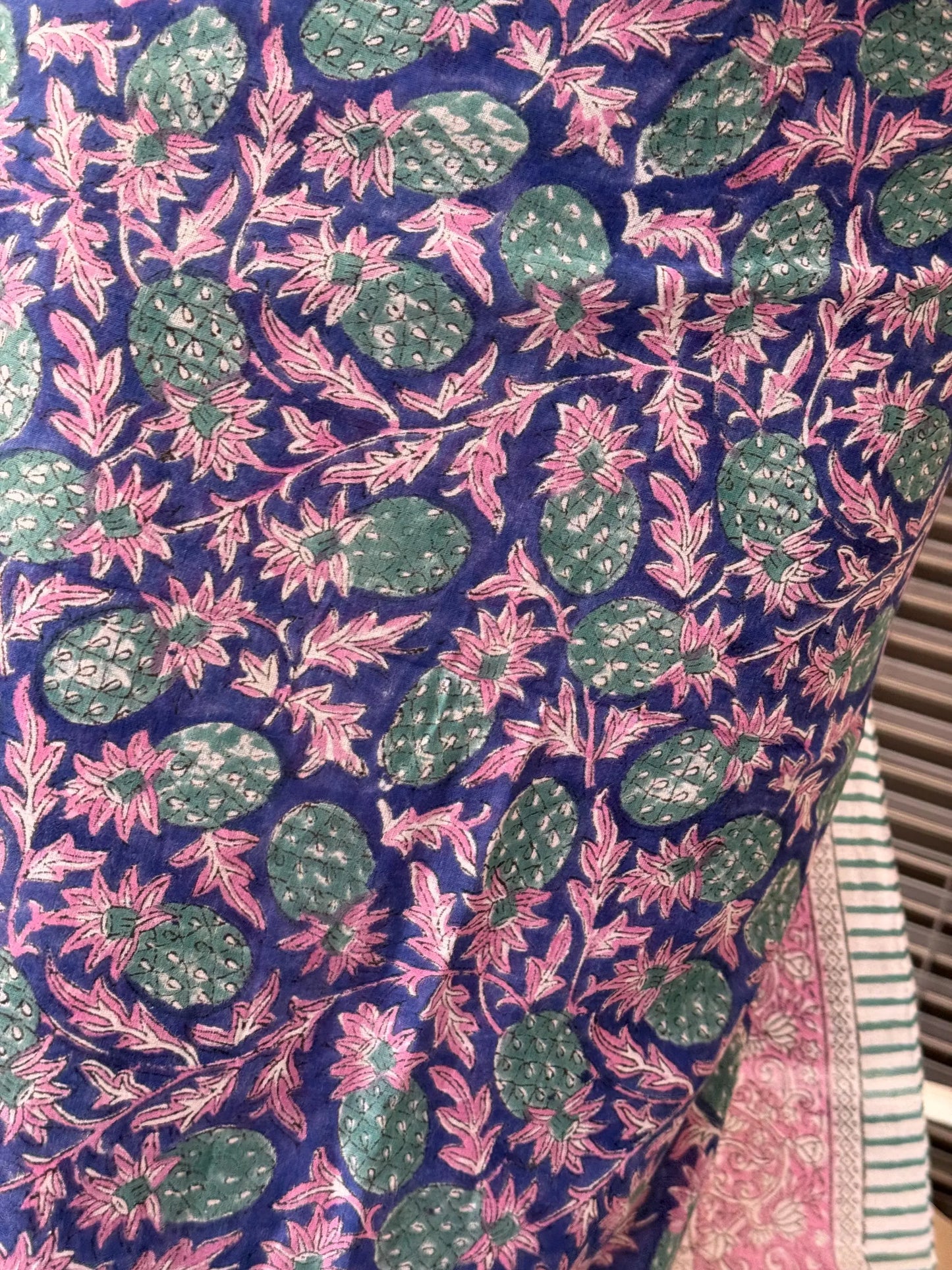 Pareo in mussola di cotone, tessuto stampato a mano. Fantasia ananas. A45