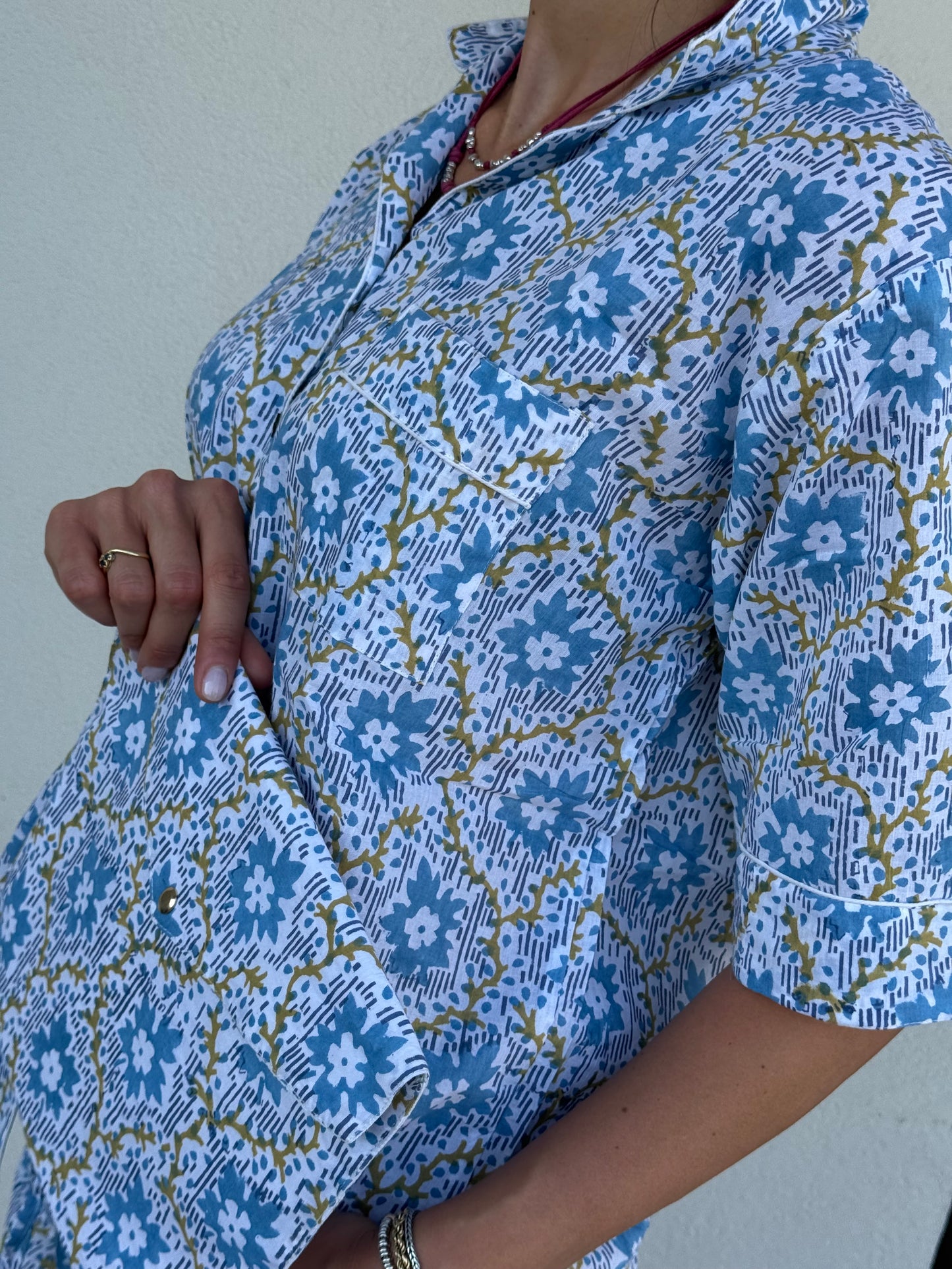 Pigiama corto 100% puro cotone organico a fiori blu, made in Jaipur