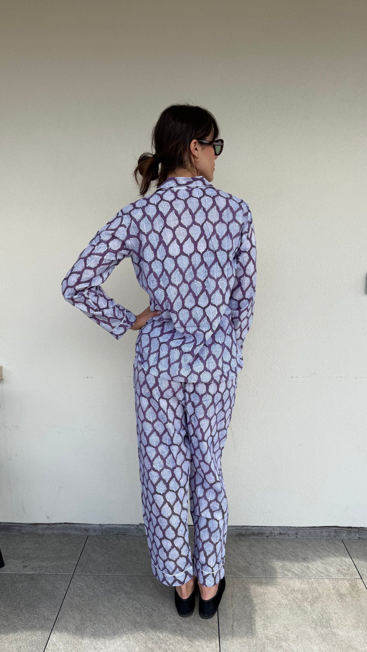 Langer Pyjama aus 100 % reiner Bio-Baumwolle mit grünem Blumenmuster, hergestellt in Jaipur