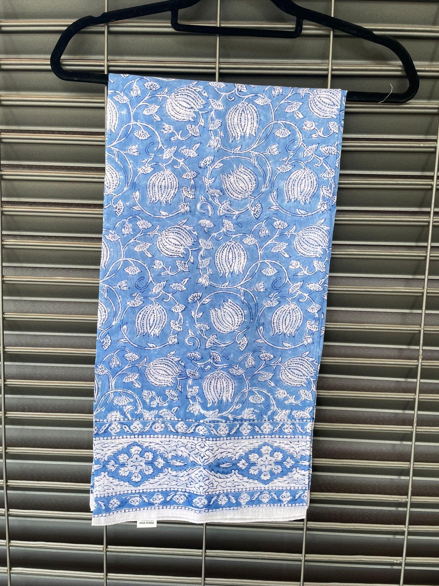 Pareo in mussola di cotone, tessuto stampato a mano. Fantasia floreale .A38