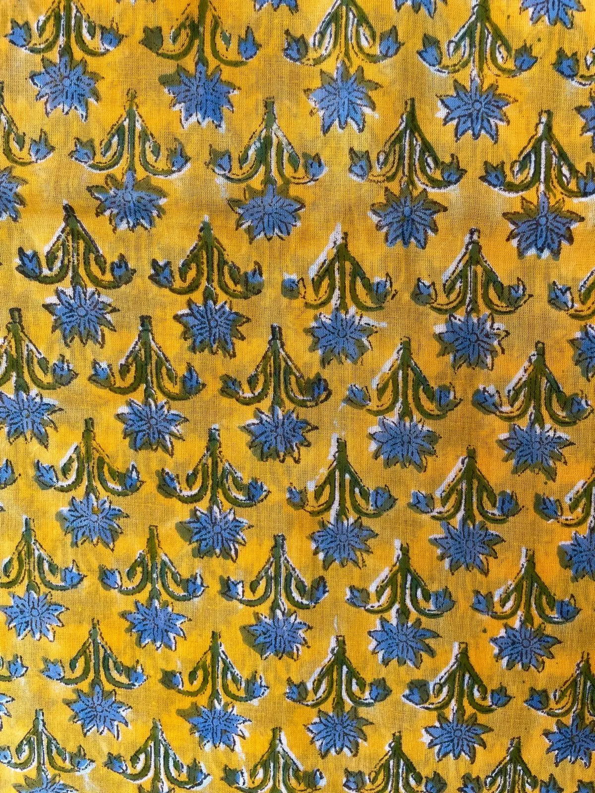 Pareo in mussola di cotone, tessuto stampato a mano. Fantasia floreale .A30