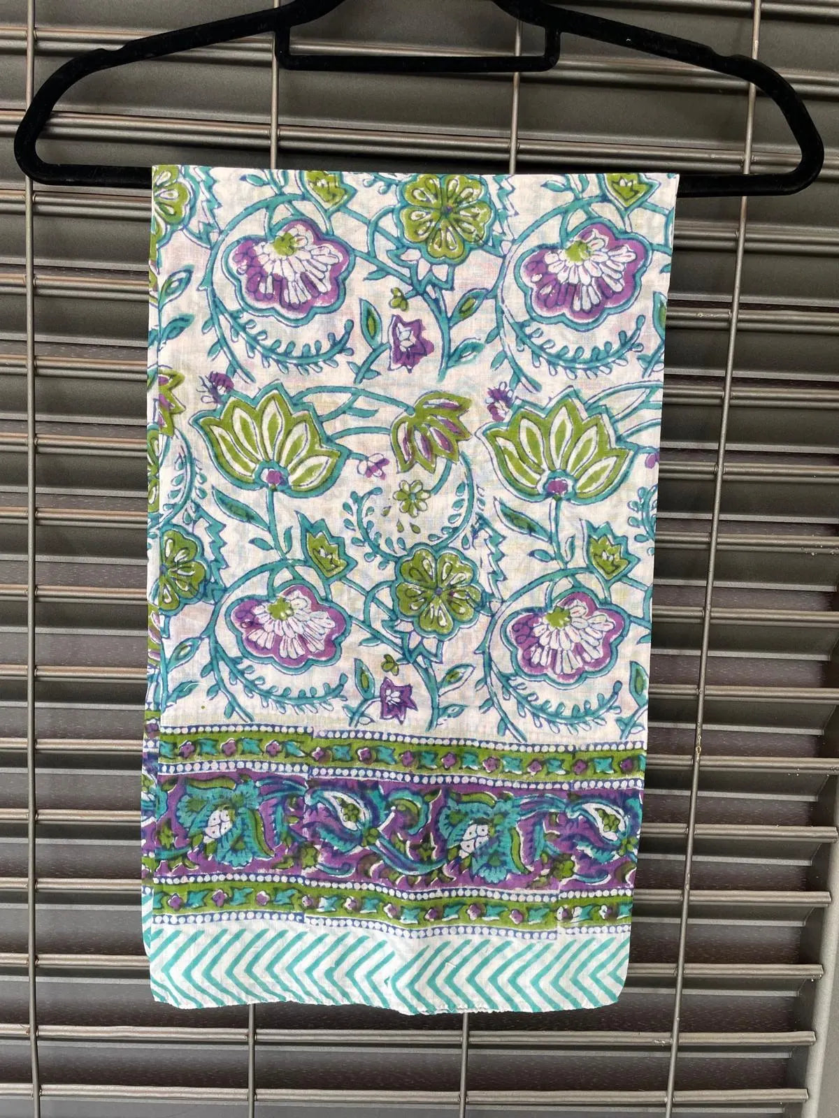 Pareo in mussola di cotone, tessuto stampato a mano. Fantasia floreale .A43