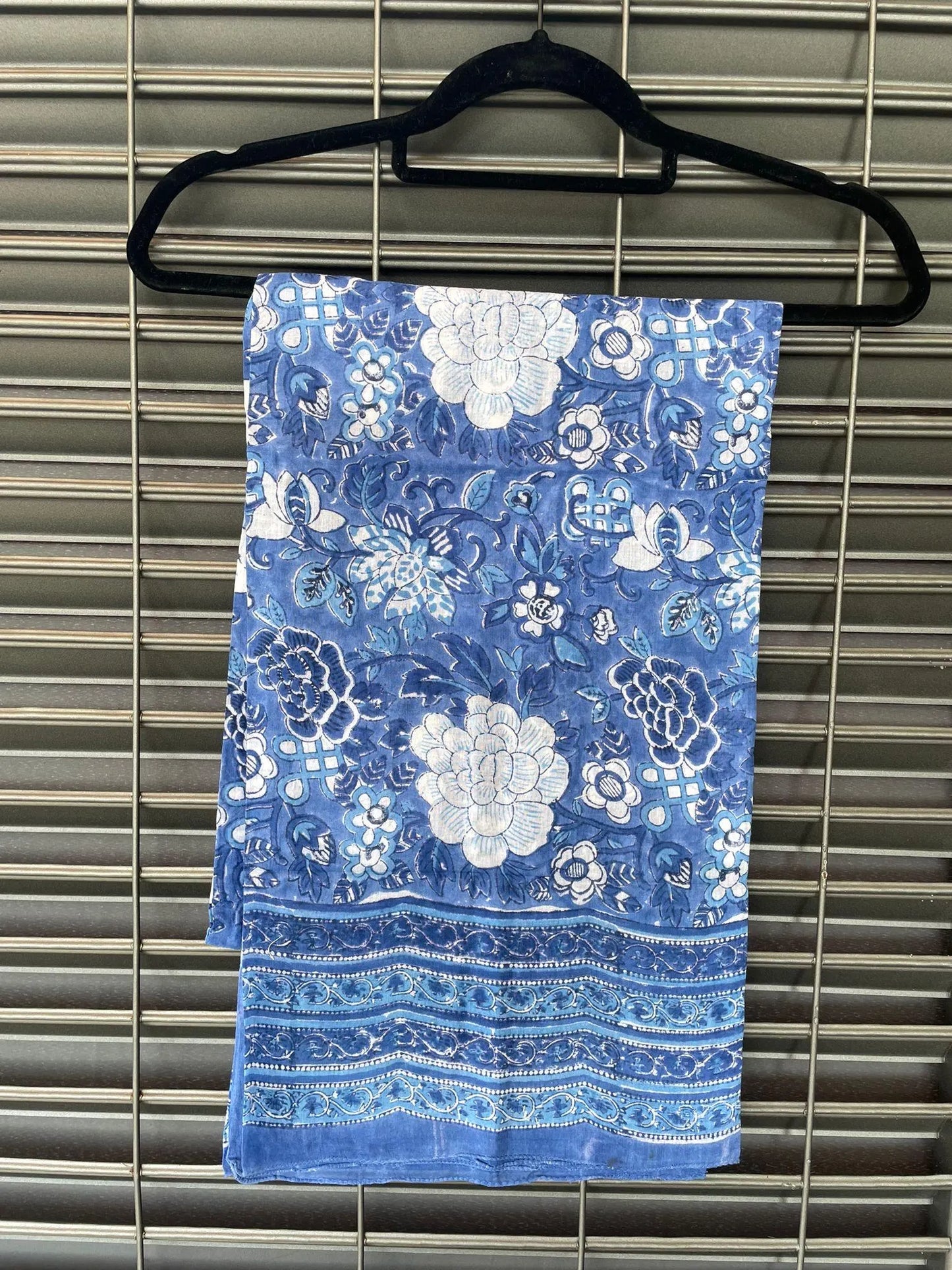 Pareo in mussola di cotone, tessuto stampato a mano. Fantasia floreale .A29