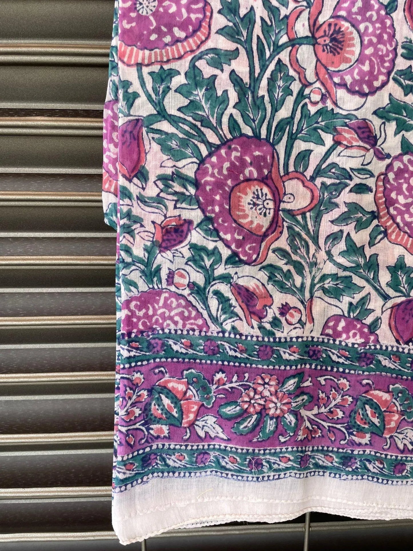 Pareo in mussola di cotone, tessuto stampato a mano. Fantasia floreale .A39