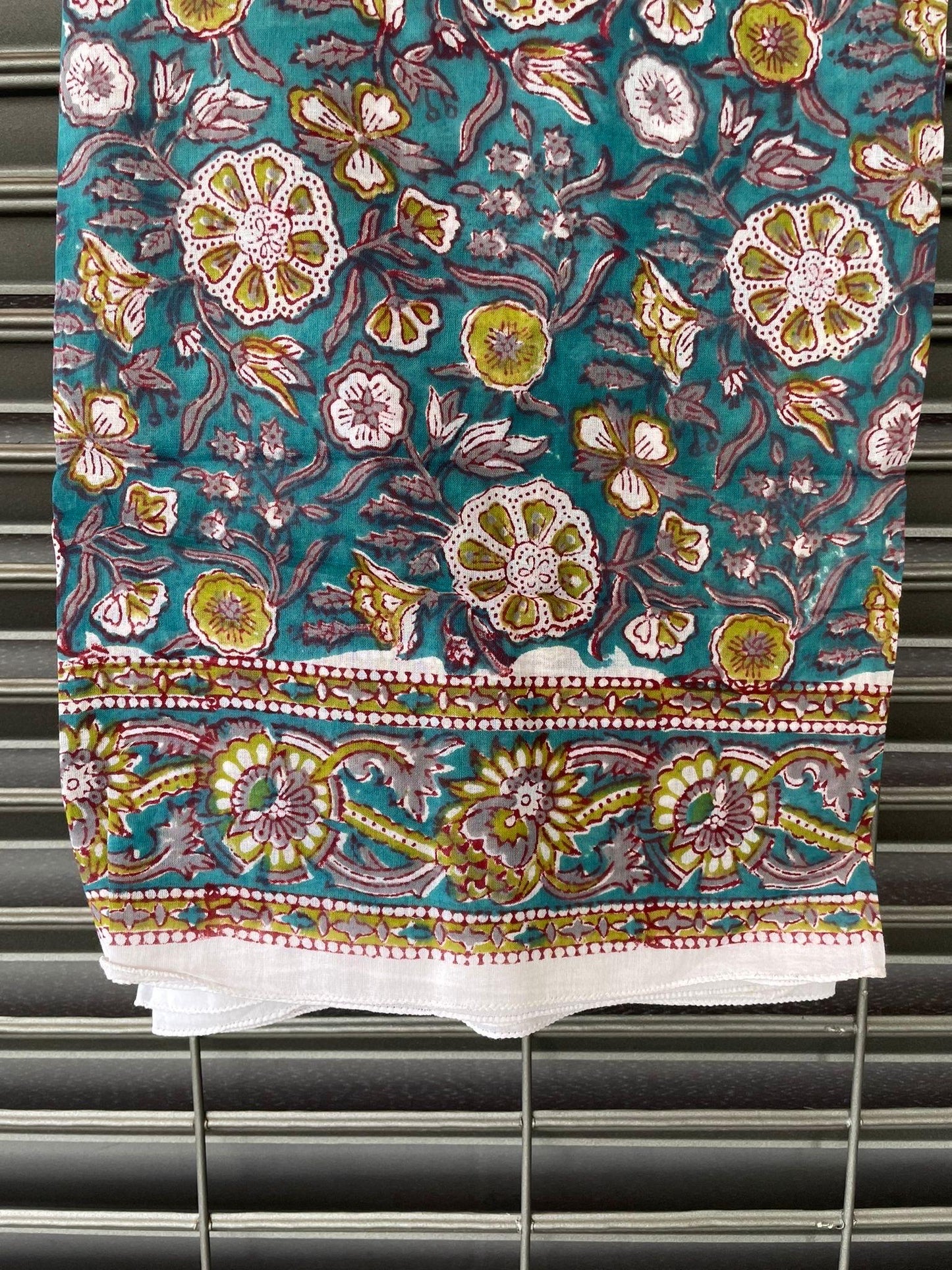 Pareo in mussola di cotone, tessuto stampato a mano. Fantasia floreale .A24