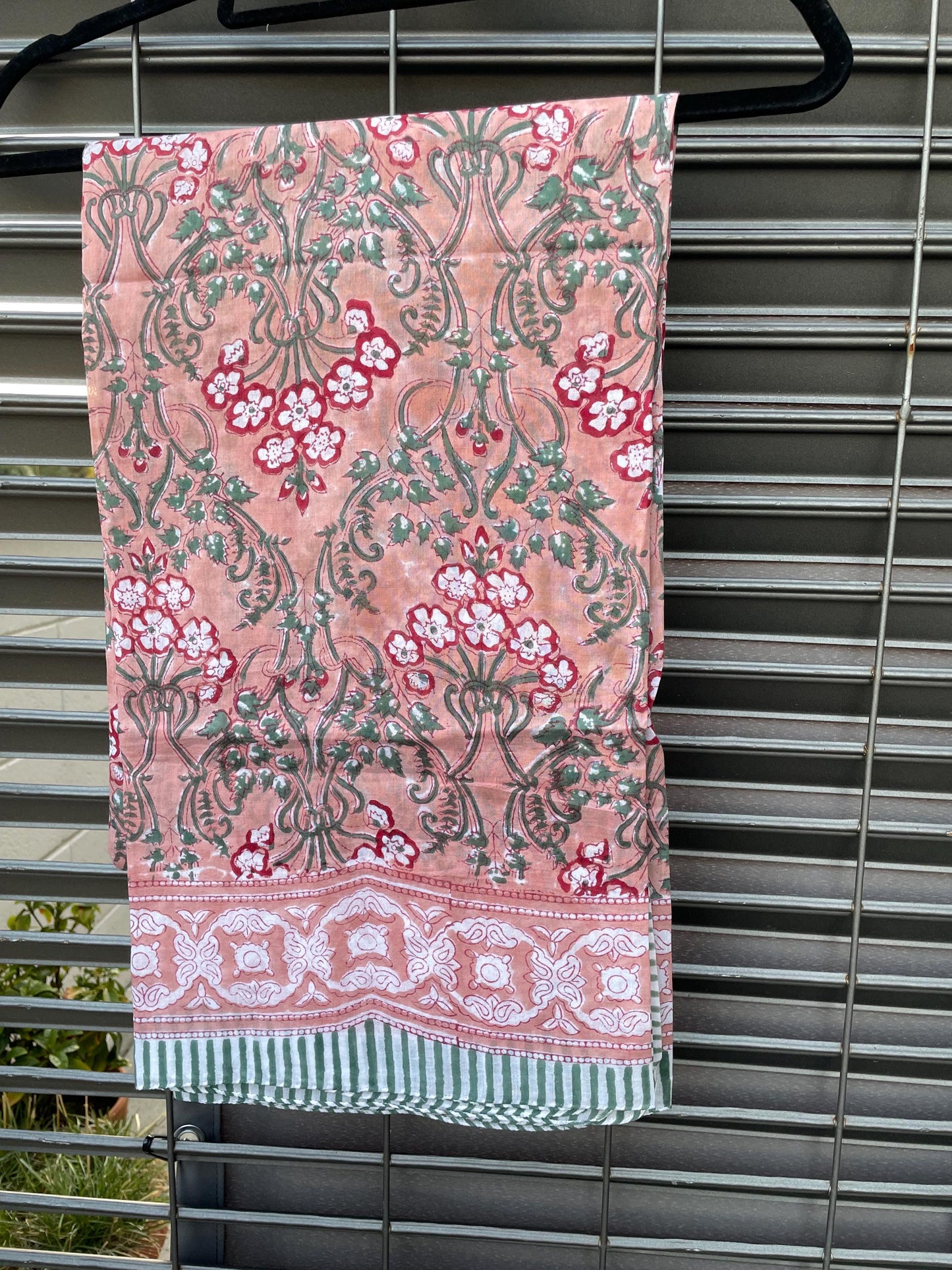 Pareo in mussola di cotone, tessuto stampato a mano. Fantasia floreale .A13