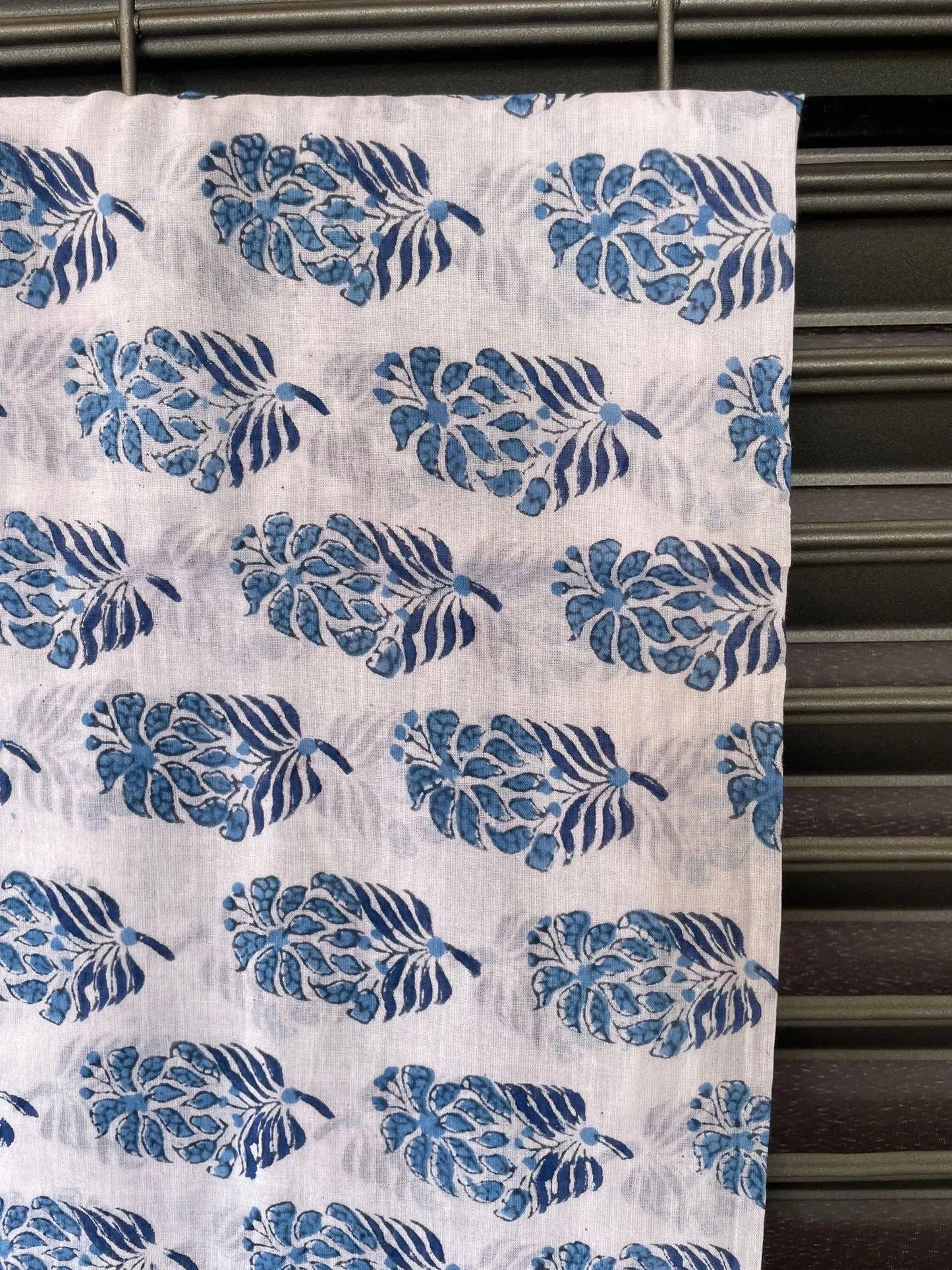 Pareo in mussola di cotone, tessuto stampato a mano. Fantasia floreale .A40