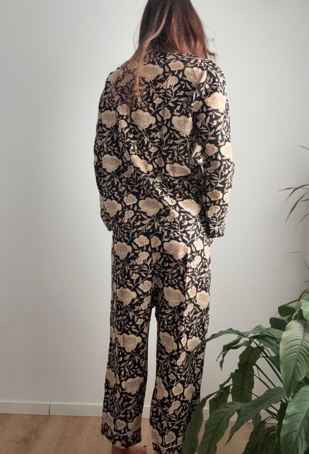 Pigiama lungo 100% puro cotone organico con pantalone baggy, fantasia floreale nero