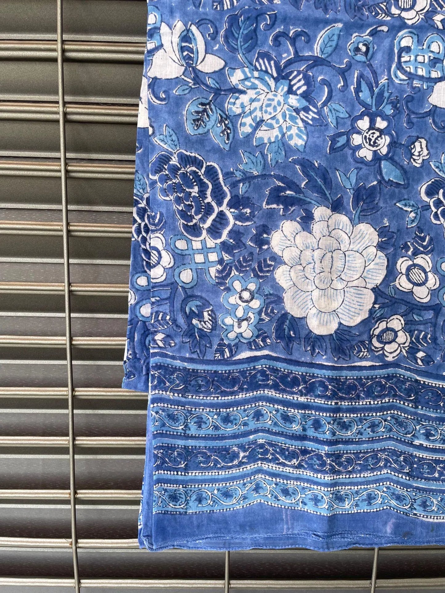 Pareo in mussola di cotone, tessuto stampato a mano. Fantasia floreale .A29