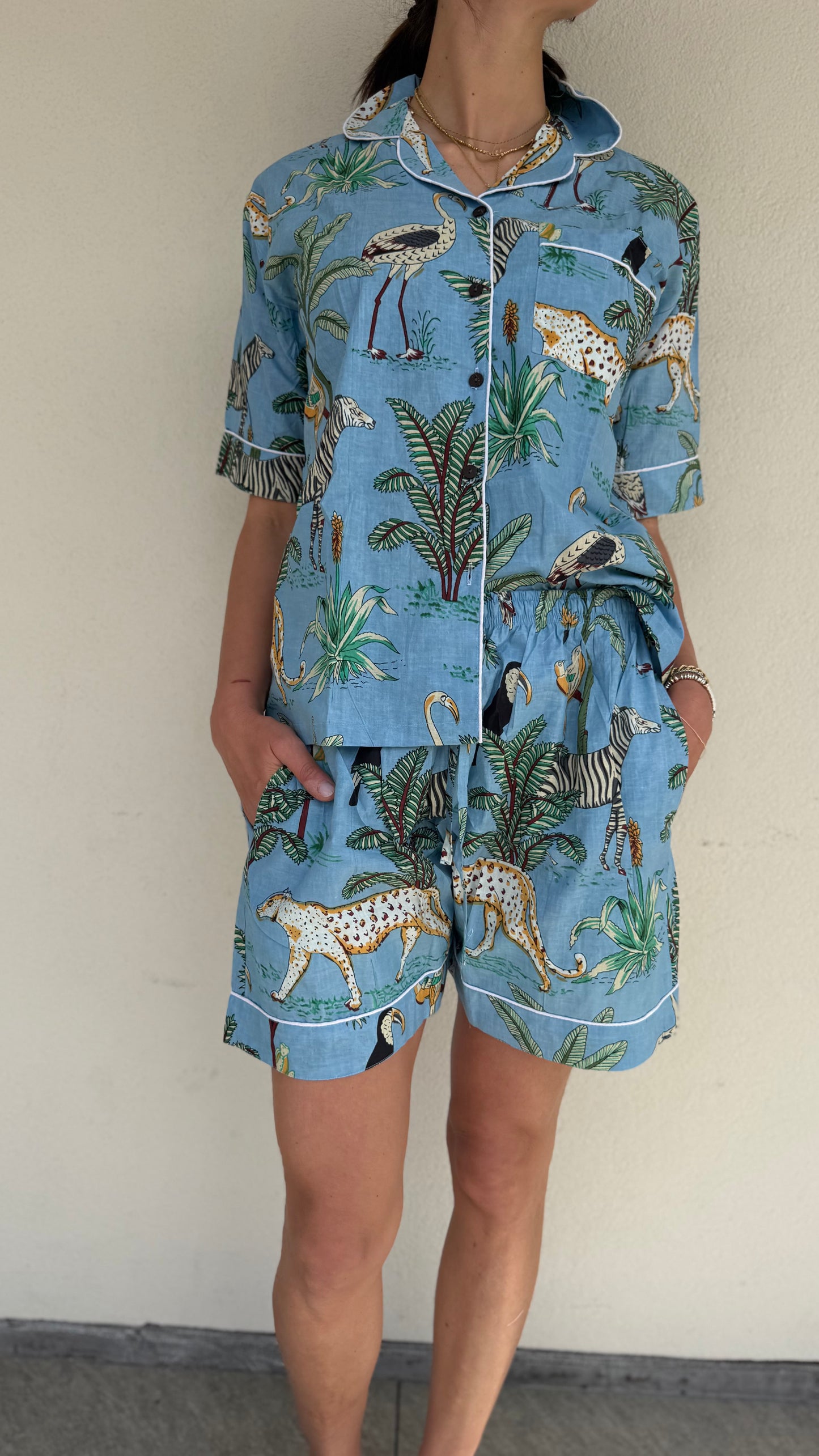 Pigiama corto 100% puro cotone organico fantasia animalier azzurro, made in Jaipur