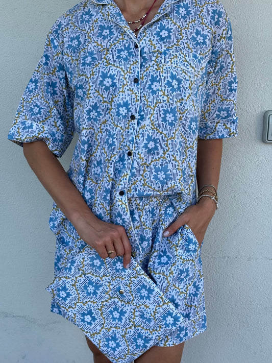 Kurzer Pyjama aus 100 % reiner Bio-Baumwolle mit blauem Blumenmuster, hergestellt in Jaipur