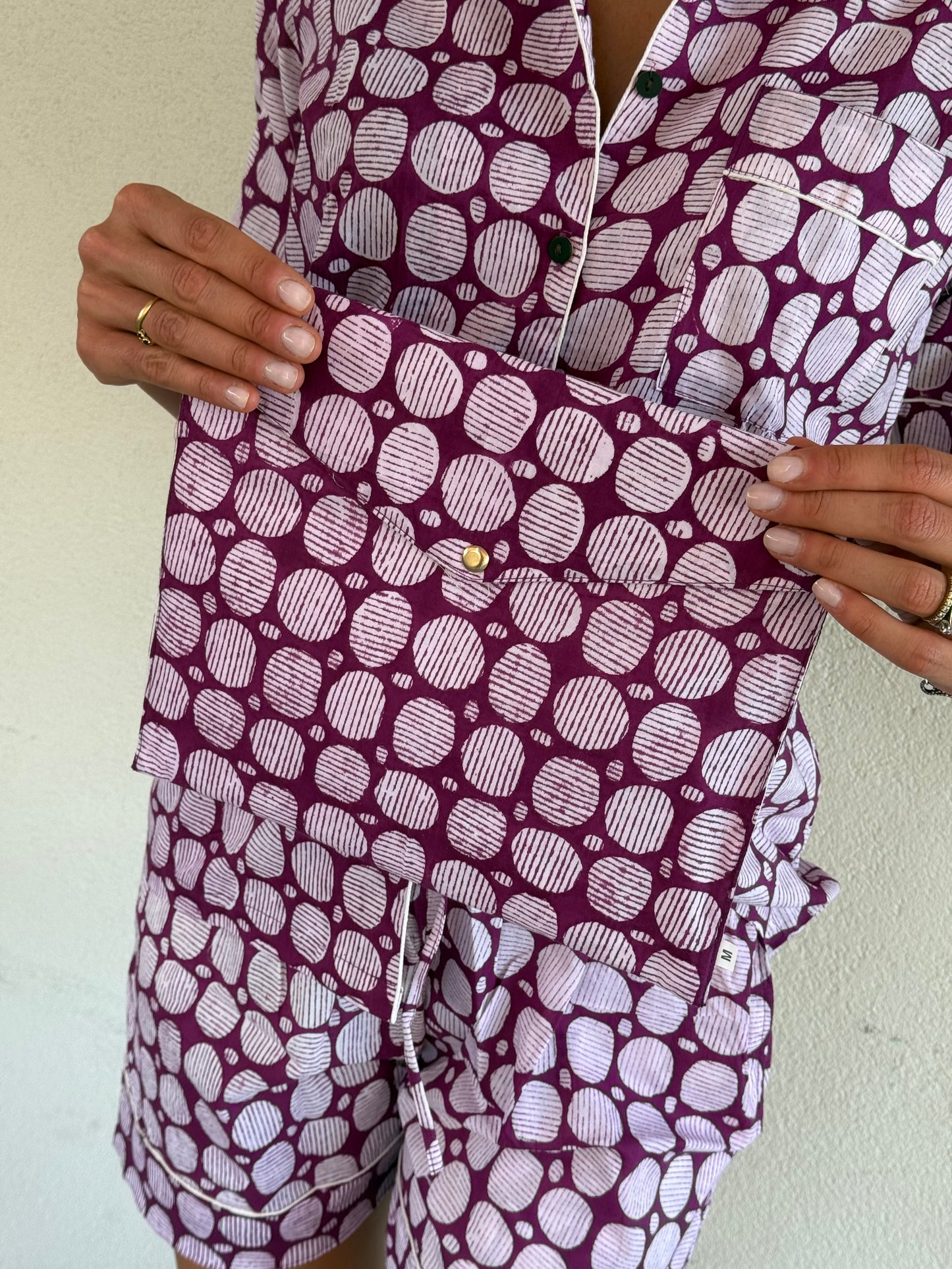 Pigiama corto 100% puro cotone organico a pois viola prugna, made in Jaipur