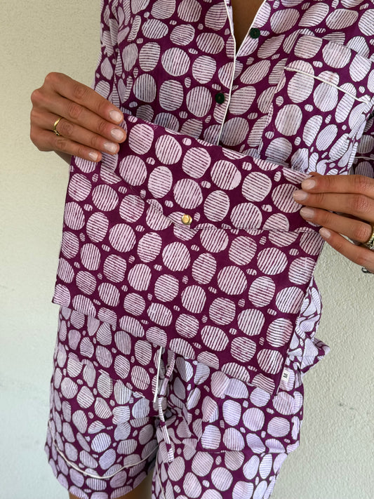 Kurzer Pyjama aus 100 % reiner Bio-Baumwolle mit pflaumenfarbenen Tupfen, hergestellt in Jaipur