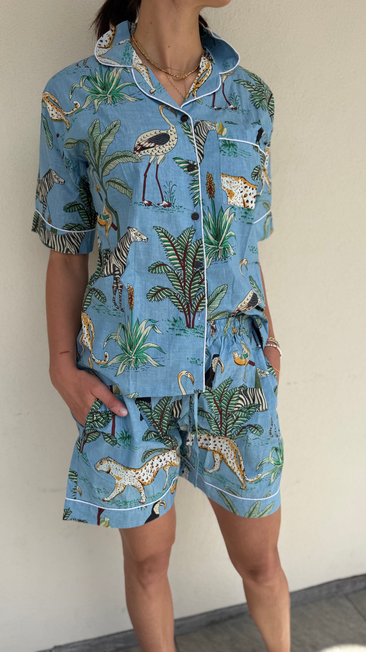 Pigiama corto 100% puro cotone organico fantasia animalier azzurro, made in Jaipur