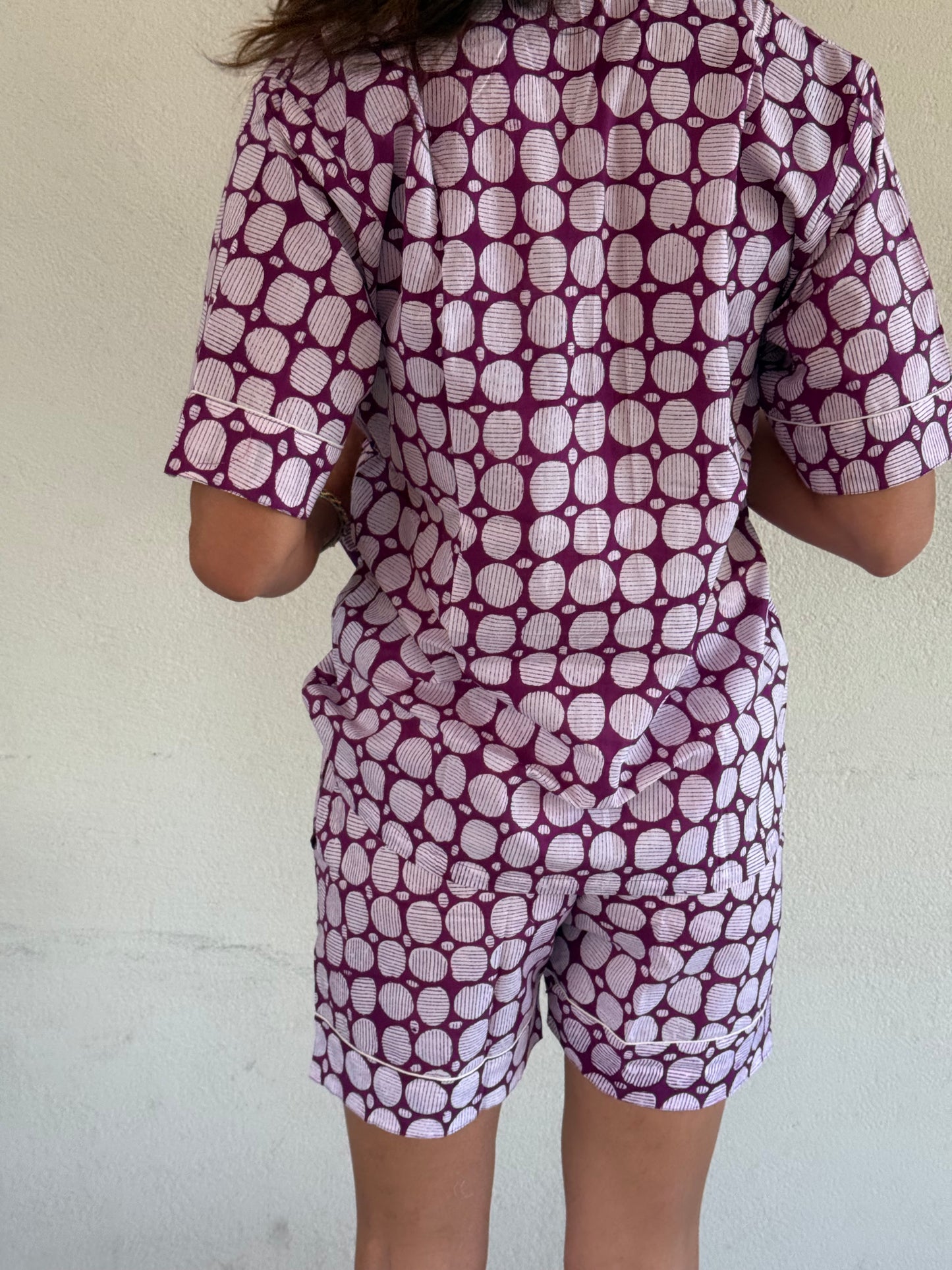 Pigiama corto 100% puro cotone organico a pois viola prugna, made in Jaipur