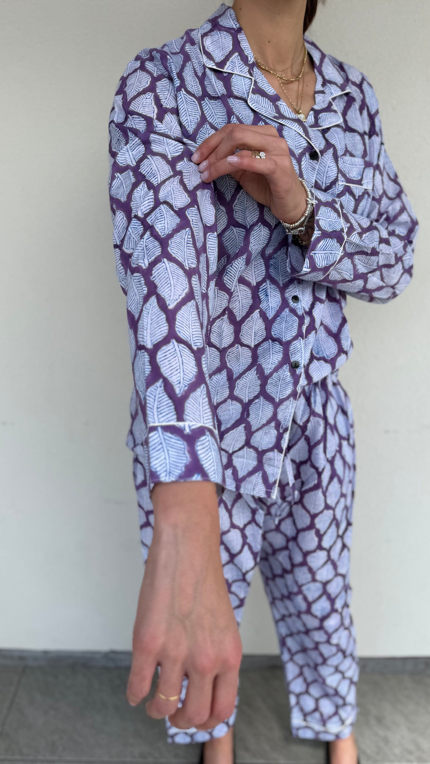 Langer Pyjama aus 100 % reiner Bio-Baumwolle mit grünem Blumenmuster, hergestellt in Jaipur