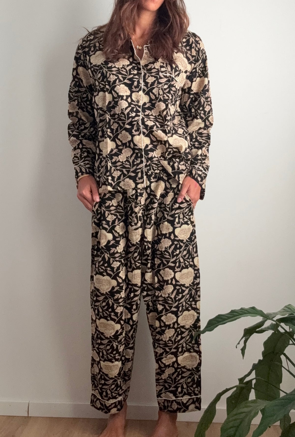 Pigiama lungo 100% puro cotone organico con pantalone baggy, fantasia floreale nero