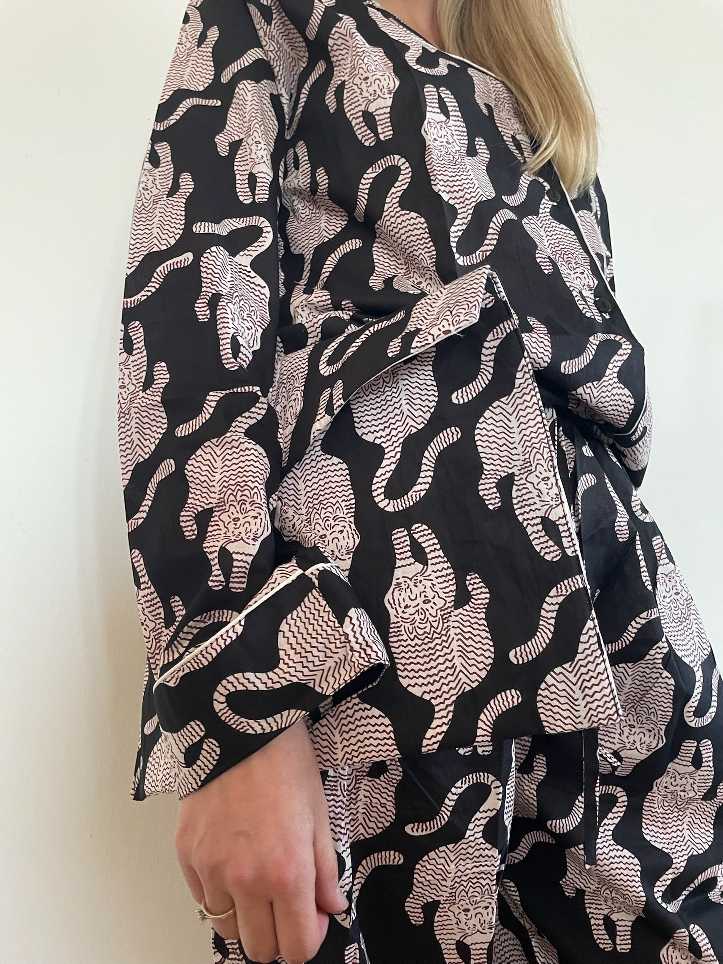 Langer Pyjama aus 100 % reiner Bio-Baumwolle mit Tiermuster, hergestellt in Jaipur