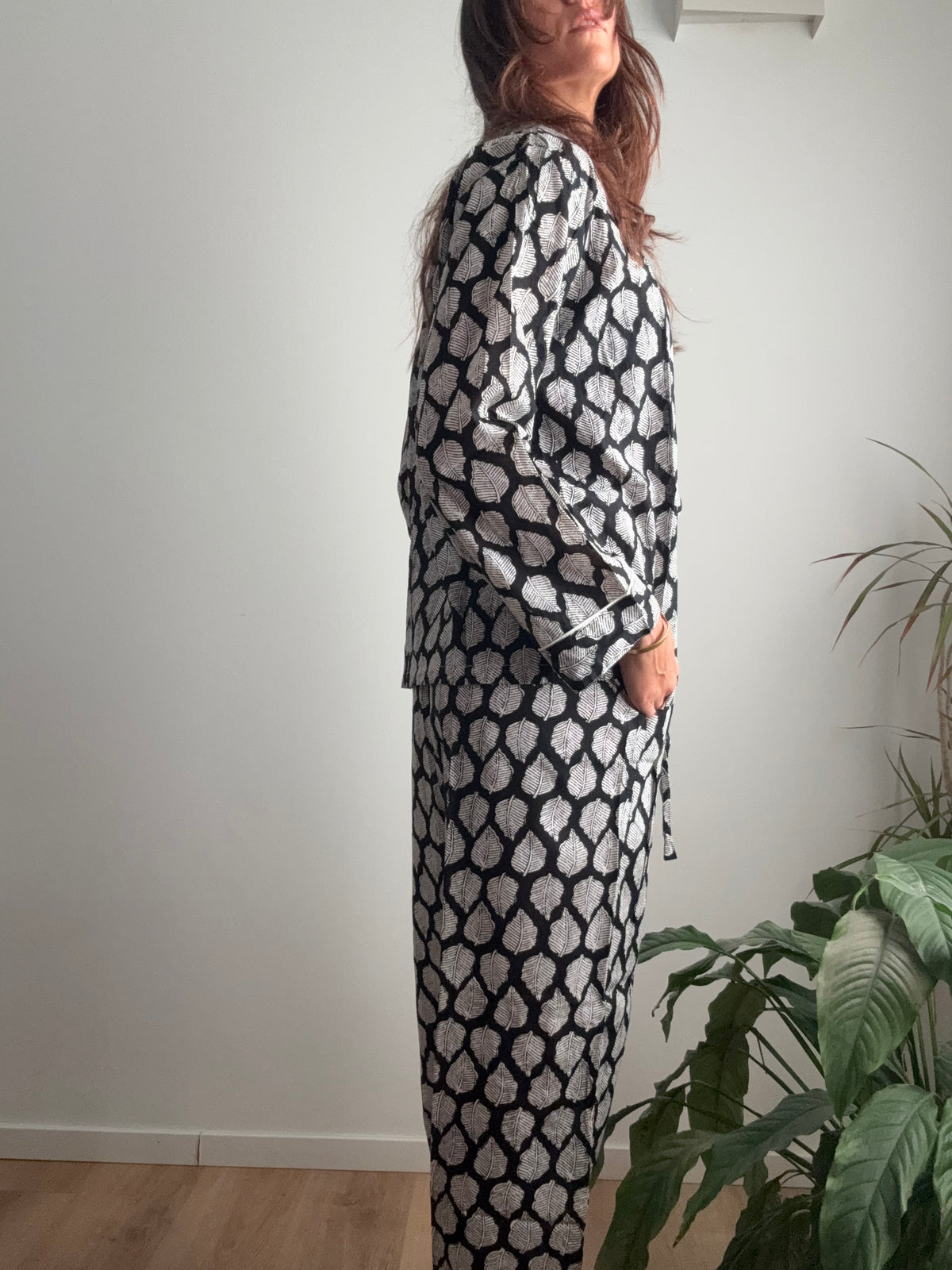 Pigiama lungo 100% puro cotone organico con pantalone baggy, foglie nere