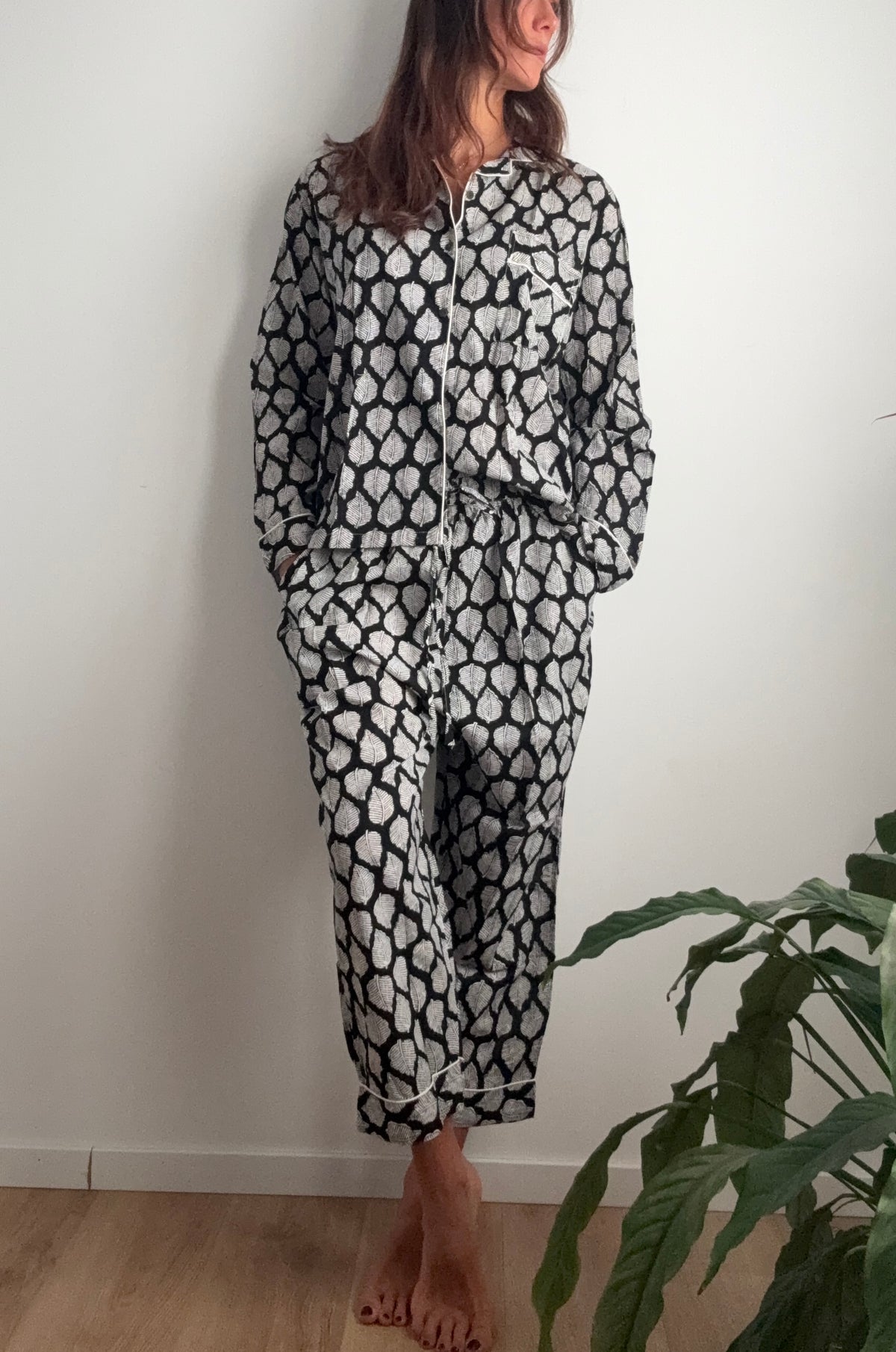 Pigiama lungo 100% puro cotone organico con pantalone baggy, foglie nere