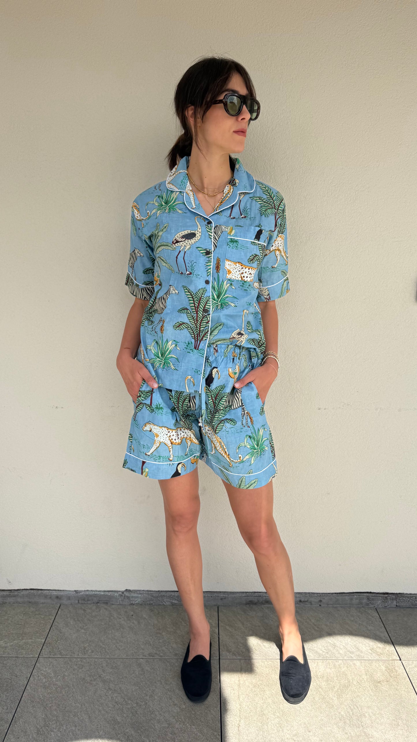 Pigiama corto 100% puro cotone organico fantasia animalier azzurro, made in Jaipur