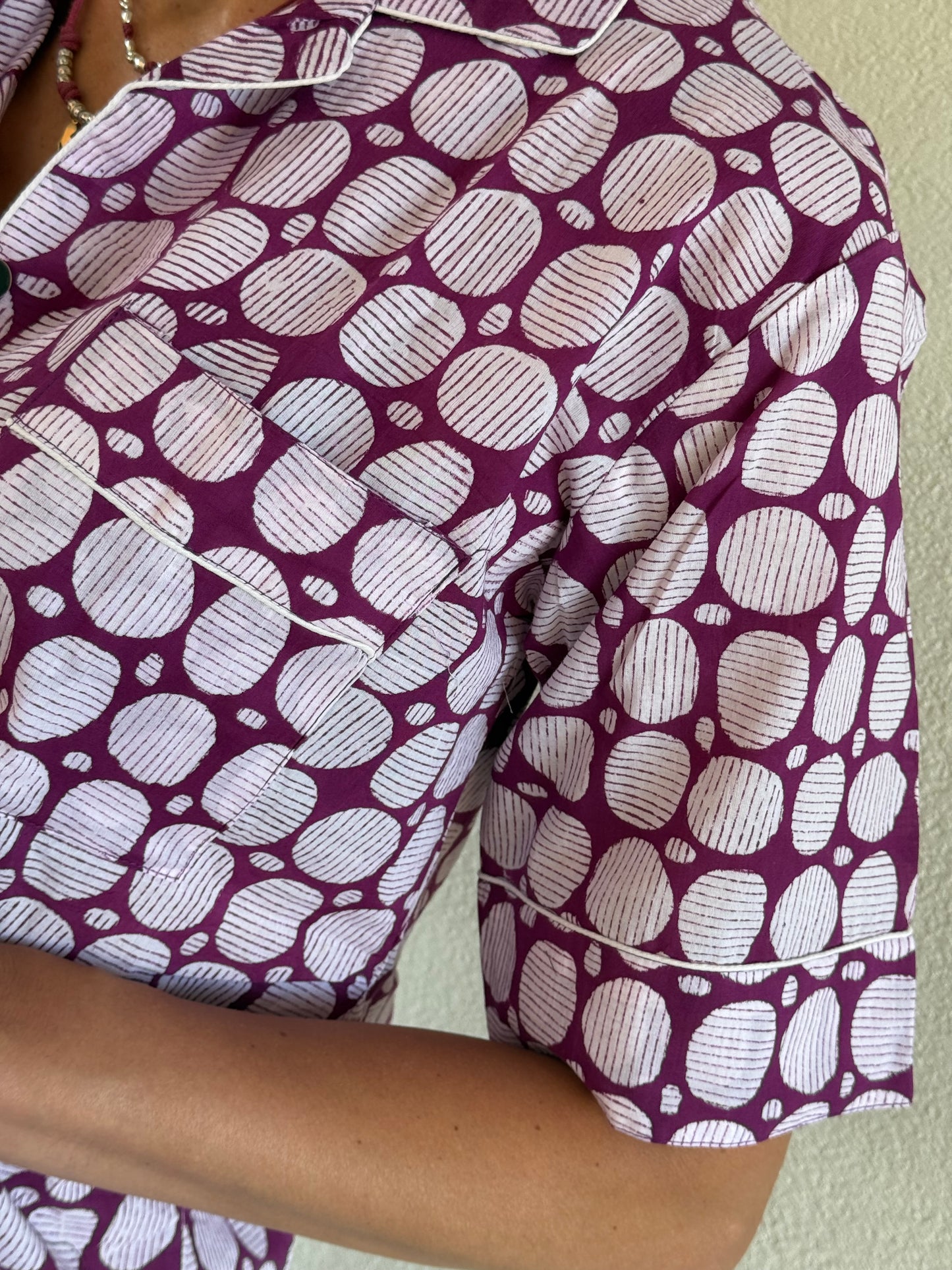 Pigiama corto 100% puro cotone organico a pois viola prugna, made in Jaipur