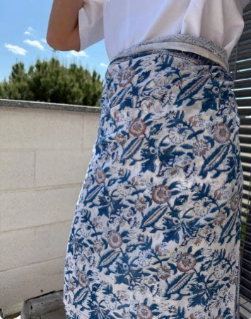 Pareo in mussola di cotone, tessuto stampato a mano. Fantasia floreale. A10