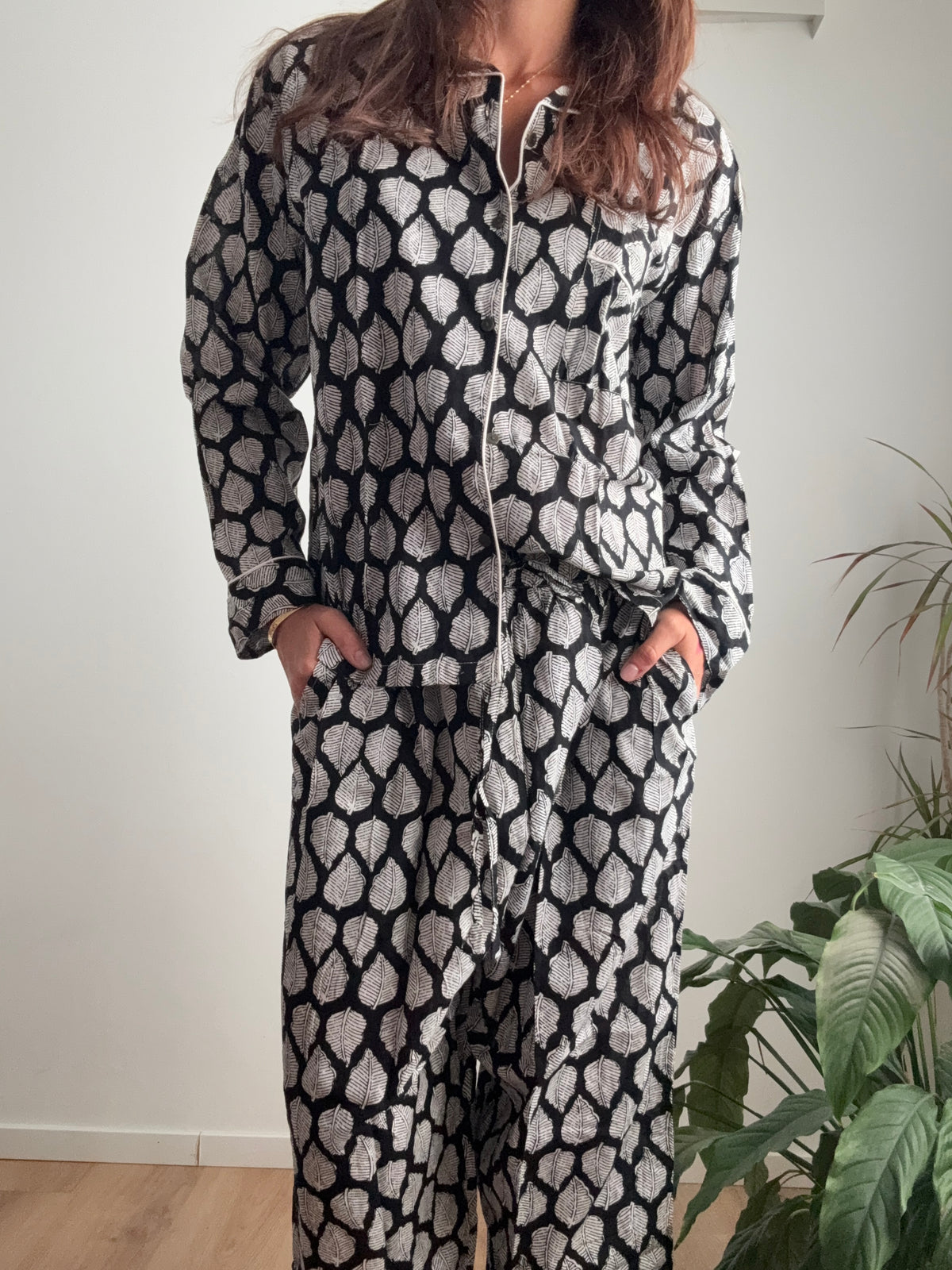 Pigiama lungo 100% puro cotone organico con pantalone baggy, foglie nere