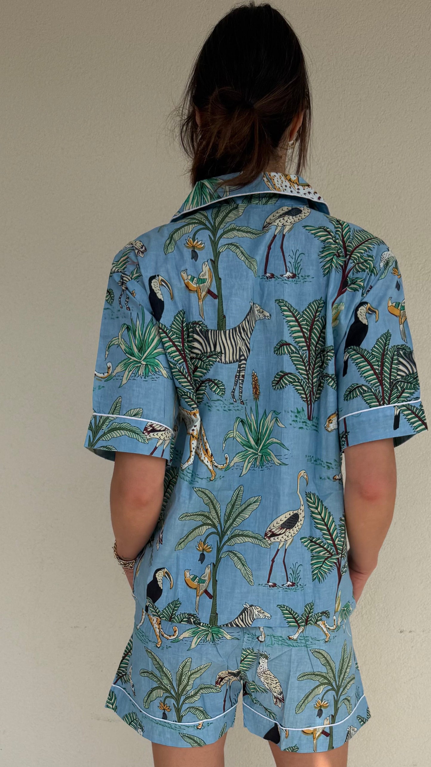 Pigiama corto 100% puro cotone organico fantasia animalier azzurro, made in Jaipur