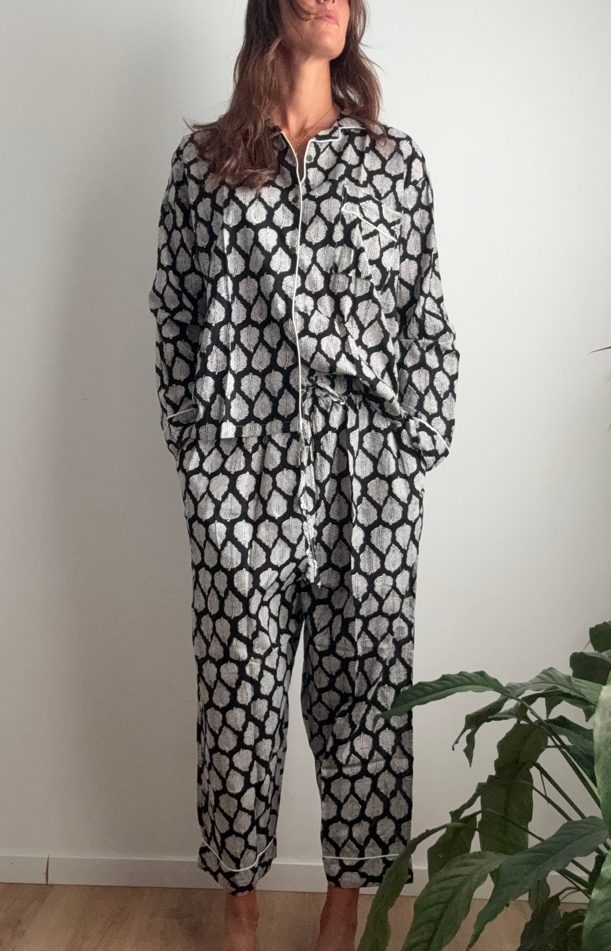 Pigiama lungo 100% puro cotone organico con pantalone baggy, foglie nere