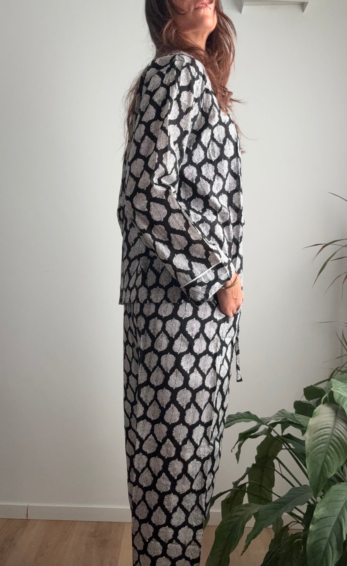 Pigiama lungo 100% puro cotone organico con pantalone baggy, foglie nere