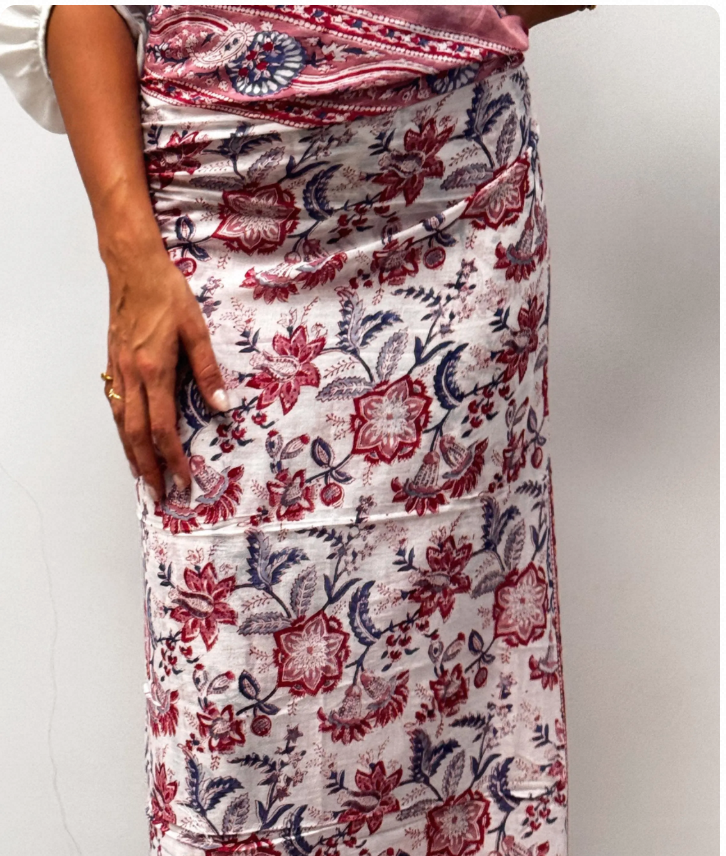 Pareo in mussola di cotone, tessuto stampato a mano. Fantasia floreale. A58