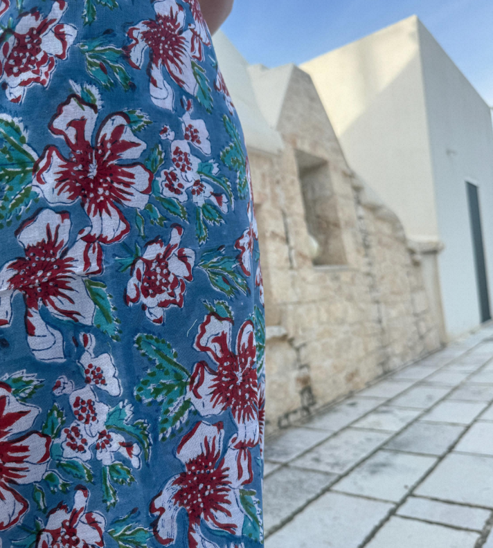 Pareo in mussola di cotone, tessuto stampato a mano. Fantasia floreale.A4