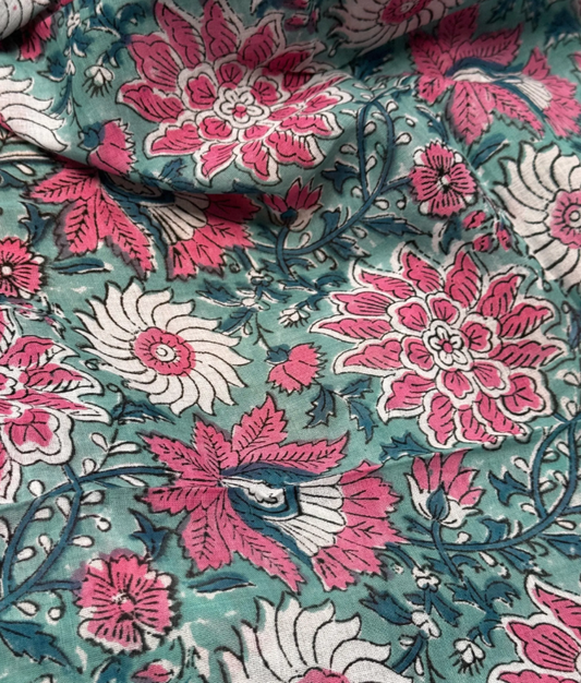 Pareo in mussola di cotone, tessuto stampato a mano. Fantasia floreale.A53