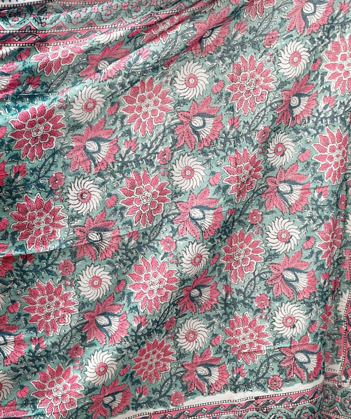 Pareo in mussola di cotone, tessuto stampato a mano. Fantasia floreale.A53