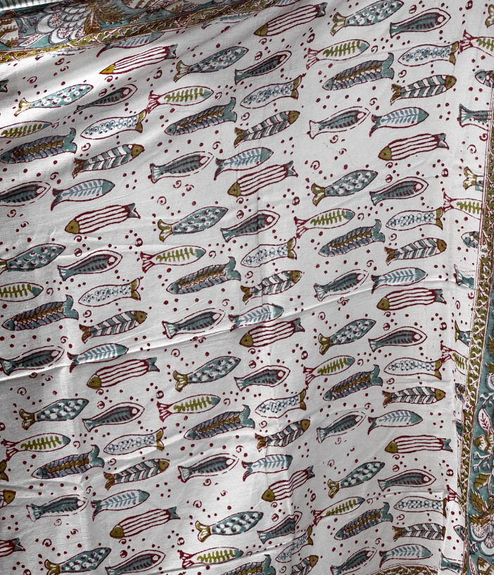 Pareo in mussola di cotone, tessuto stampato a mano. Disegno pesci .A52