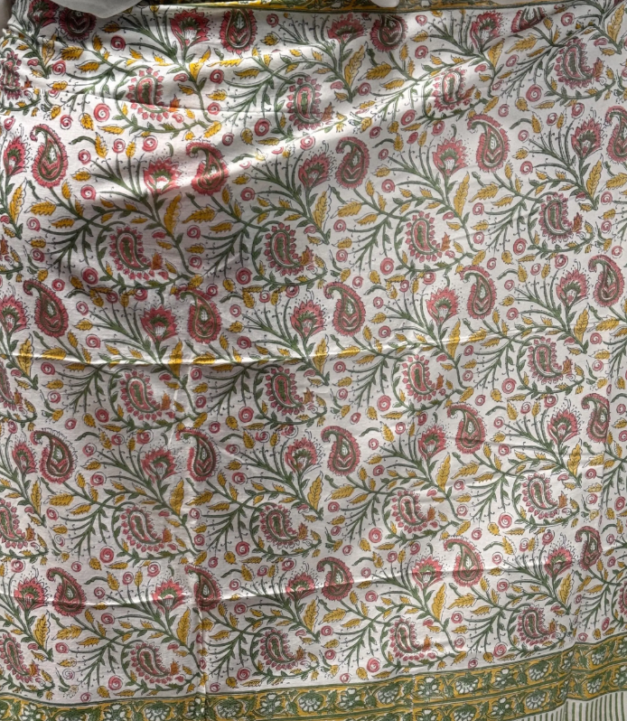 Pareo in mussola di cotone, tessuto stampato a mano. Fantasia floreale .A50