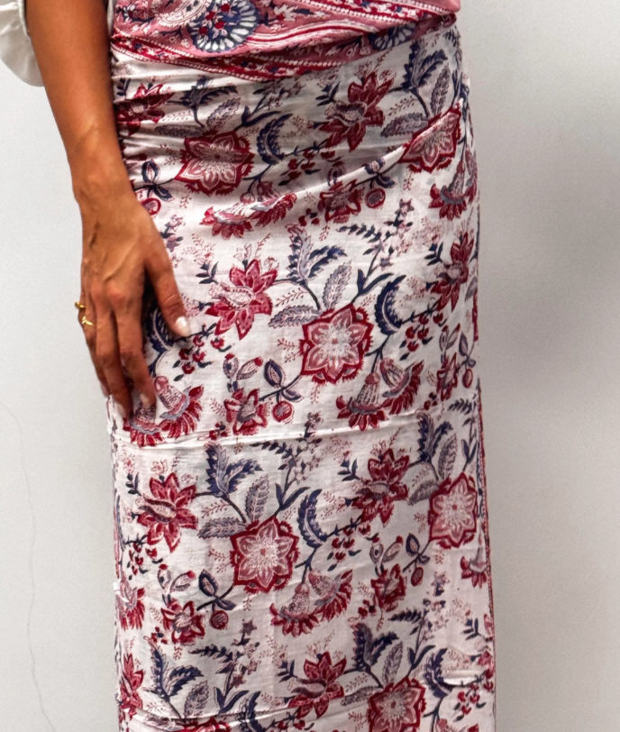 Pareo in mussola di cotone, tessuto stampato a mano. Fantasia floreale .A49