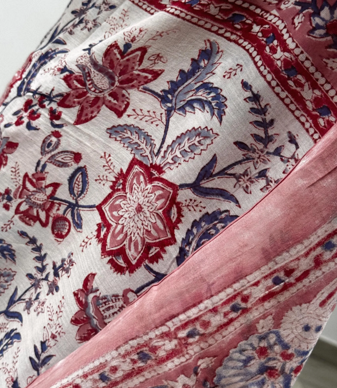 Pareo in mussola di cotone, tessuto stampato a mano. Fantasia floreale .A49