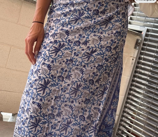 Pareo in mussola di cotone, tessuto stampato a mano. Fantasia floreale .A47