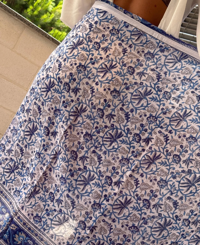 Pareo in mussola di cotone, tessuto stampato a mano. Fantasia floreale .A47